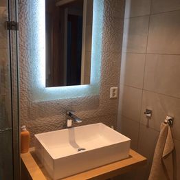 Nymonert vask og speil i et baderom